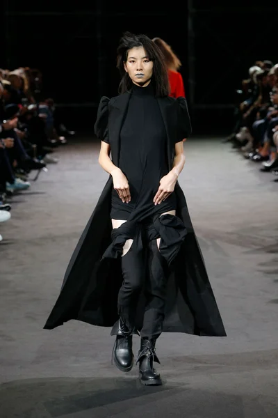 Look 16